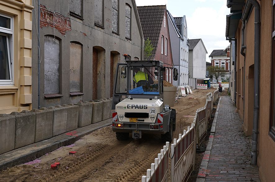 Transport von Sand auf einer innerstädtischen Baustelle mit dem AKR 9040