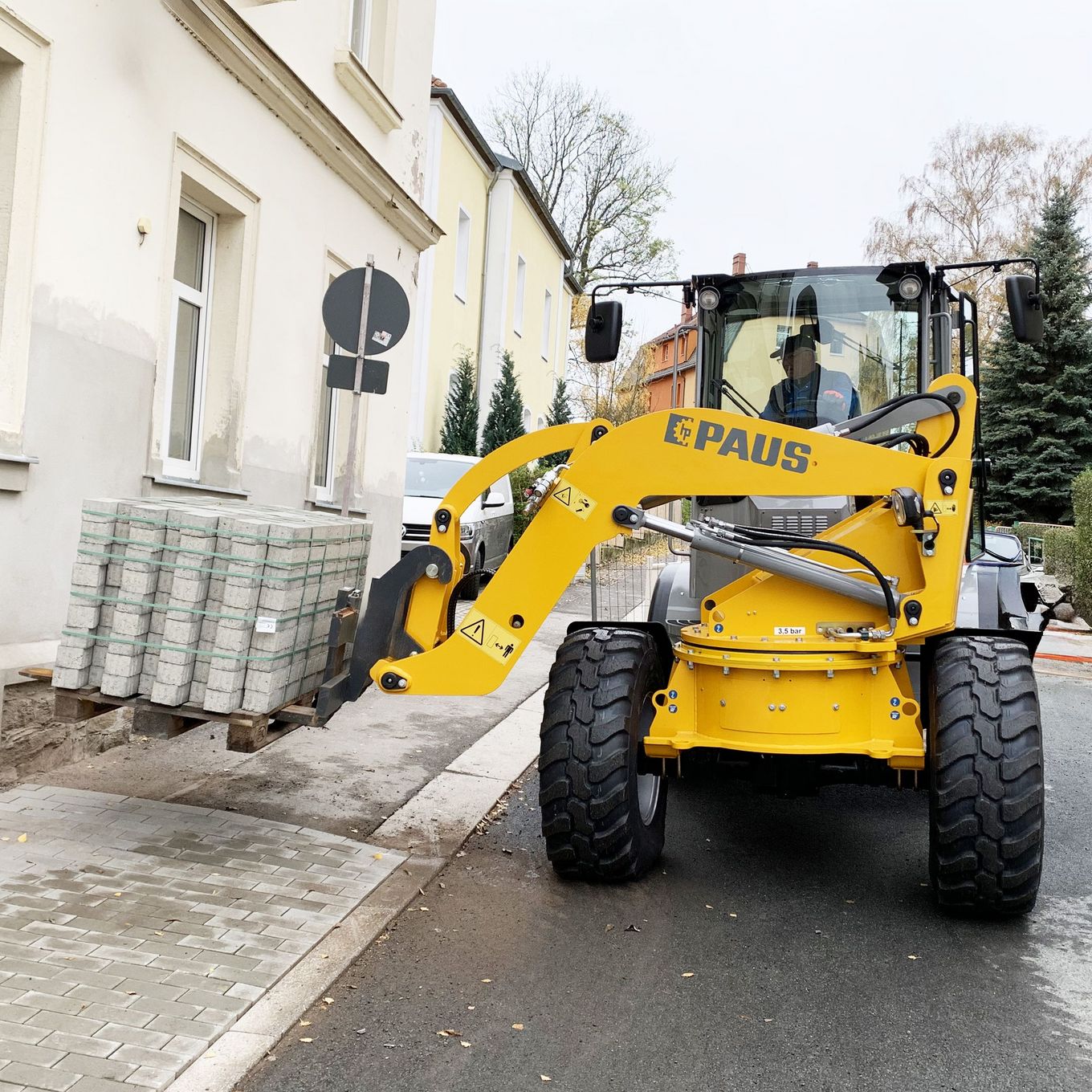 Schwenkbarer Radlader in Straßenbau