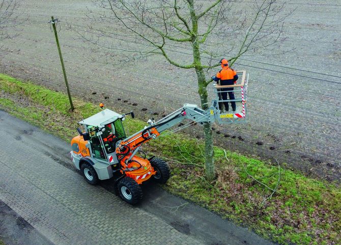 Einsatz verschiedener Anbaugeräte z.B. mit zertifizierter 2-Mann-Arbeitsplattform
