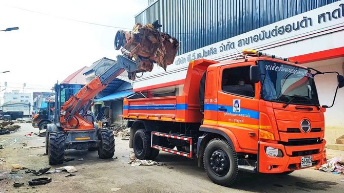 Der TSL belädt einen Lkw mit Hochwasserabfällen