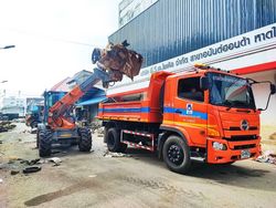 Paus Teleskopschwenklader belädt LKW