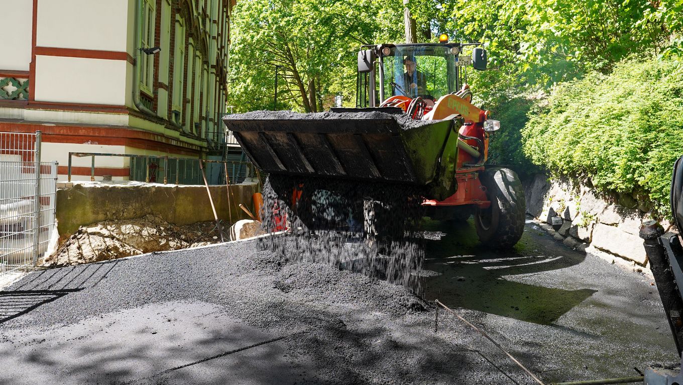The SL 9088 laying asphalt 