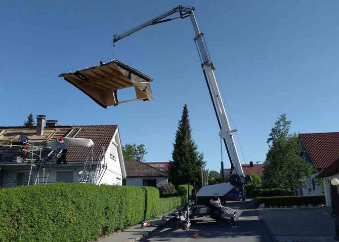 Trailer crane PTK 31 in use on construction site