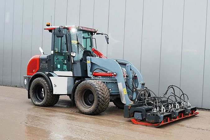 Rüttelplatte an einem SL 9088 zur Vorbereitung für Pflasterarbeiten 