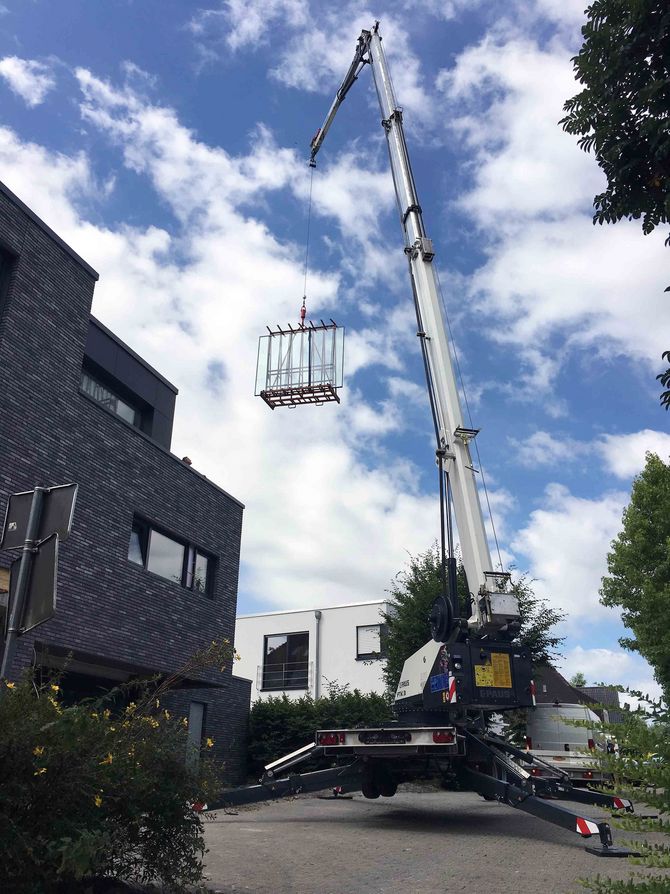 Trailer crane PTK 31 in glass construction site